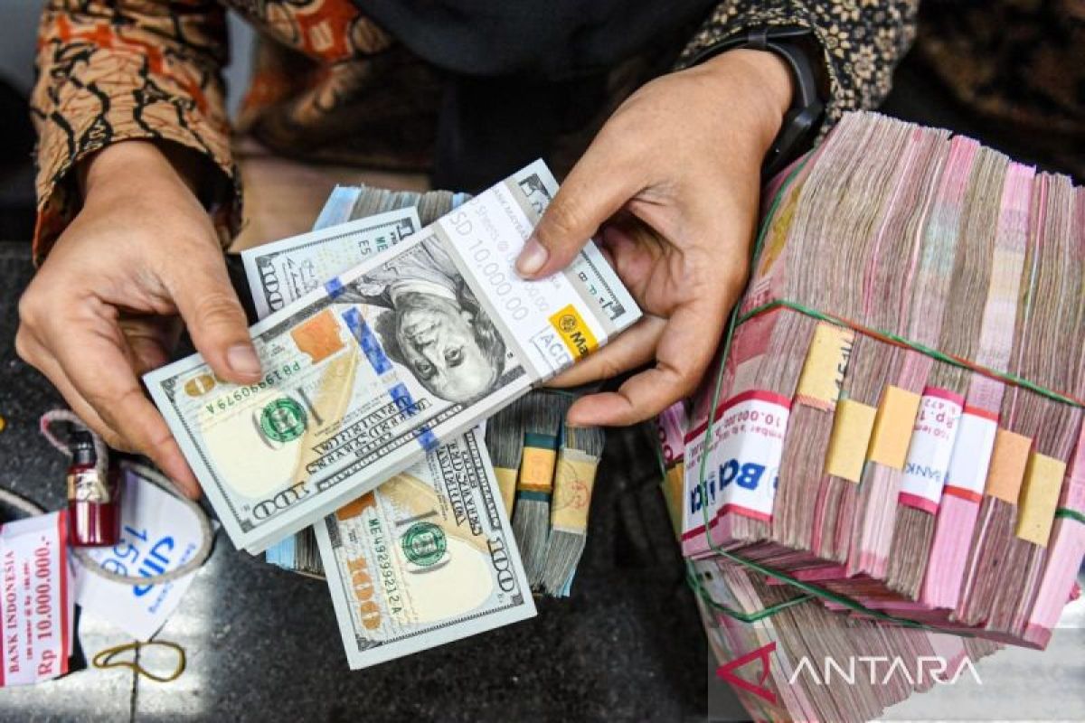 Economist Suggests Strengthening Personal Finances Amid Rupiah Weakening