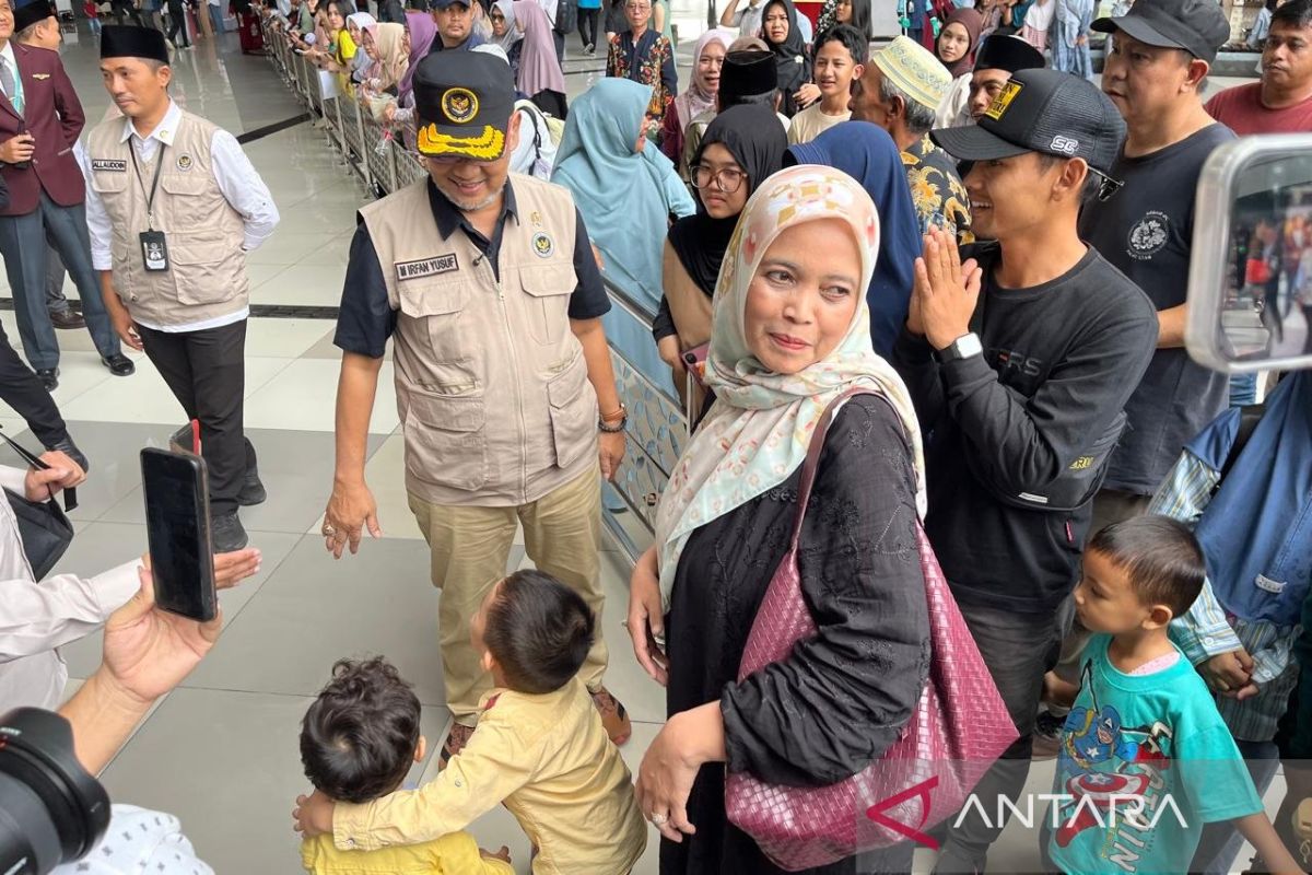 Minister of Hajj and Umrah Welcomes Returning Hajj Officers at Soekarno-Hatta Airport