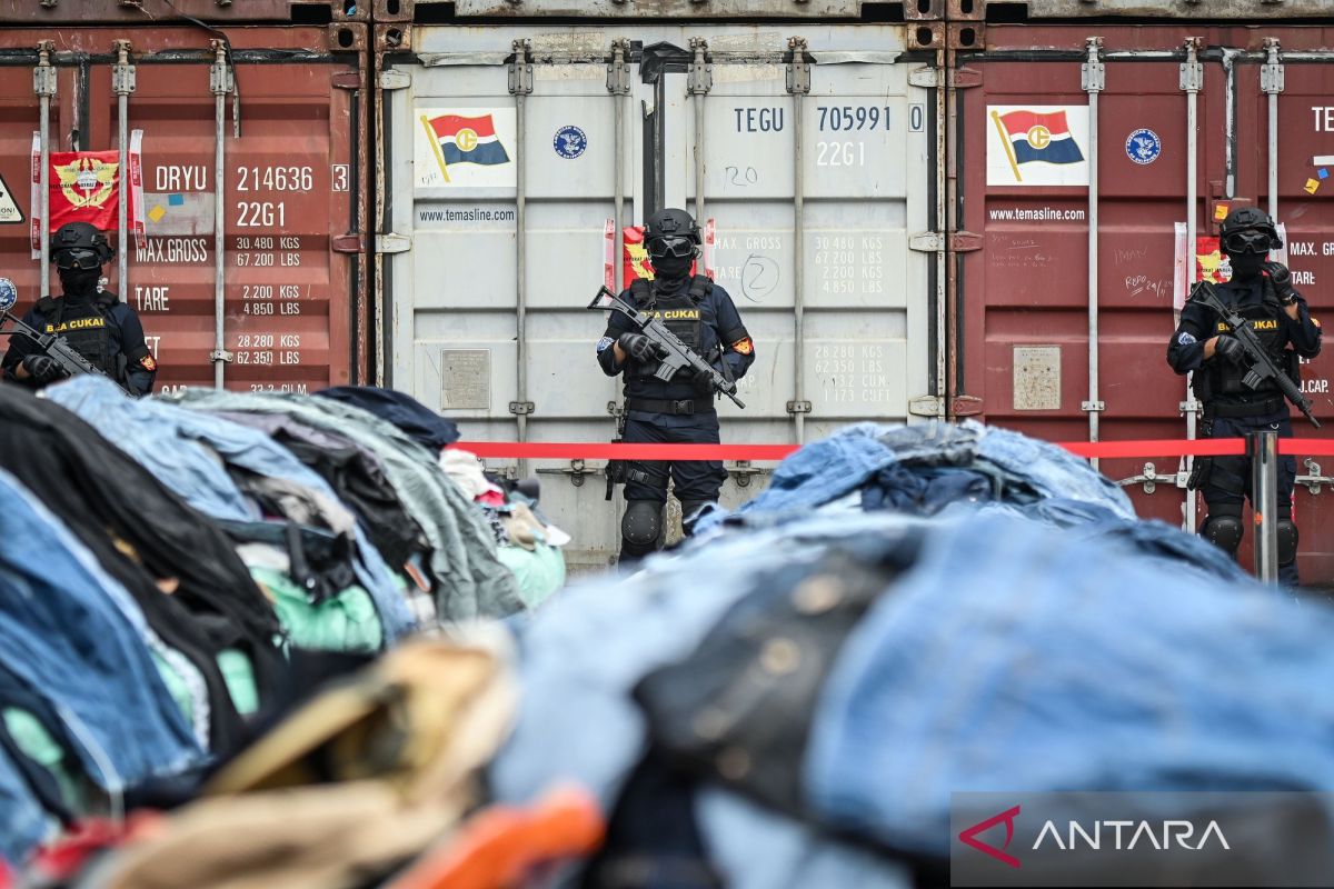 Customs Foils Illegal Import of Used Clothing Worth Rp53 Billion in Two Regions