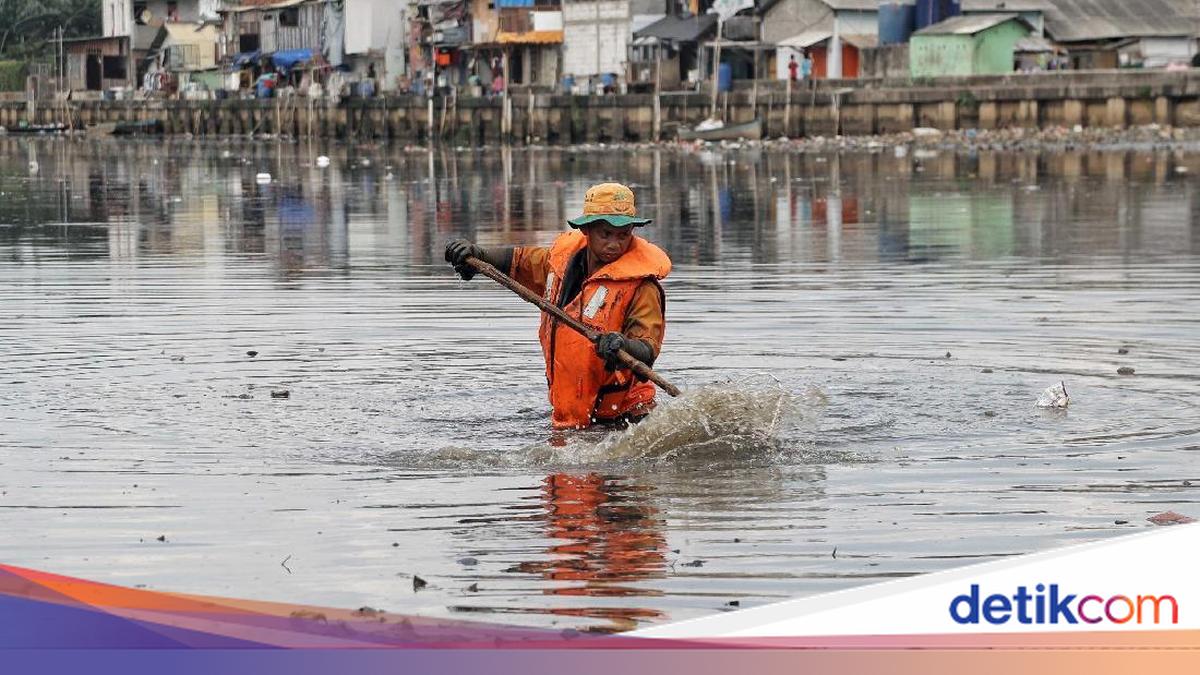 Viral Video Shows Jakarta's Kali Gendong Choked with Rubbish, Environmental Agency Reveals Cleanup Hurdles