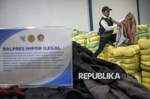 Customs Seizes Rp54 Billion in Illegal Used Clothing, Finance Minister Confirms Destruction