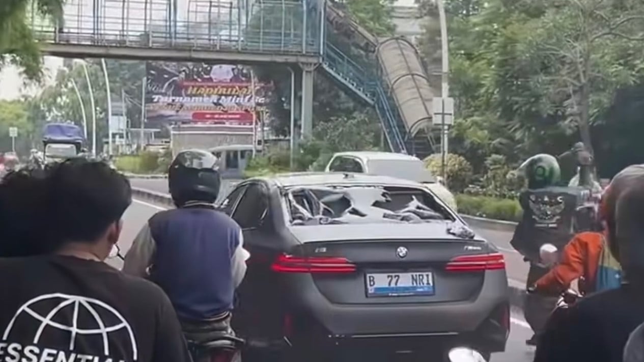 Electric BMW Mobbed After Hitting Motorcycle in West Jakarta, Police Confirm Case Ends Amicably