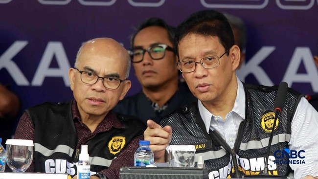 Finance Minister Purbaya Targets Ship Owners for Legal Action Over 43 Containers of Used Clothing