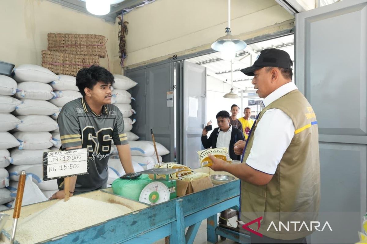 Bulog Ensures MinyaKita Sold at Official Price Ceiling in Gorontalo Central Market
