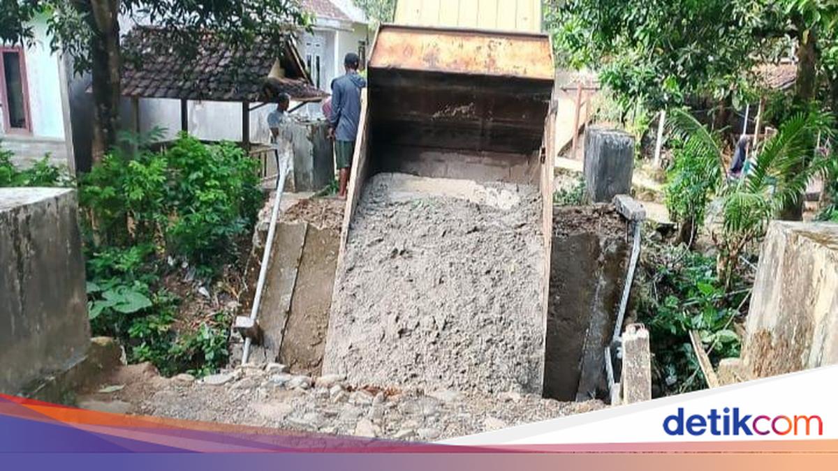 Only Bridge Collapses in Pandeglang, Cutting Off Village Access