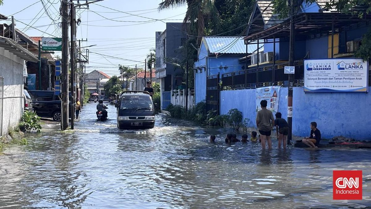 16 Locations in Surabaya Submerged by Floods After Heavy Rain