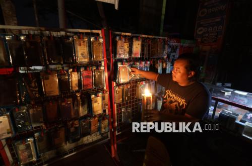 Economist Suspects PLN Cash Flow Issues Triggered Power Outages