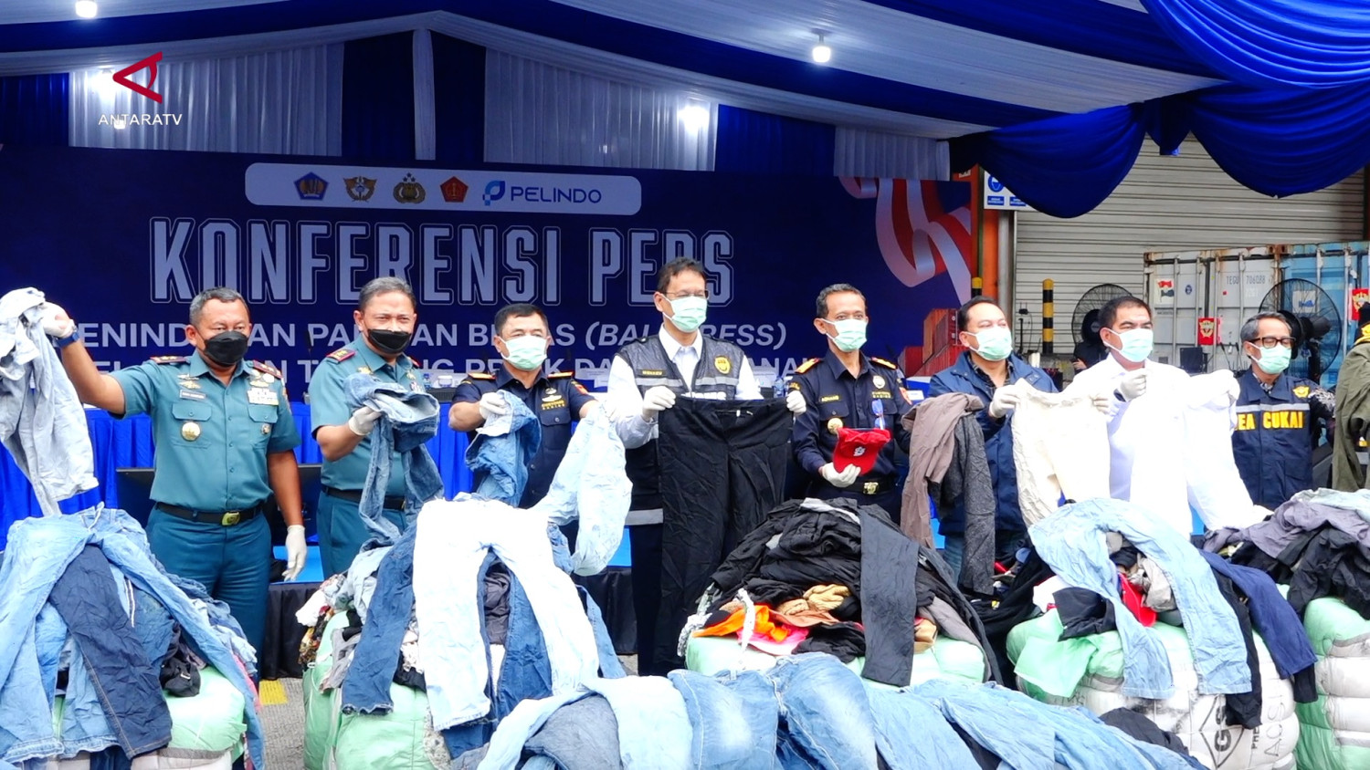 Customs uncovers illegal used clothing imports worth Rp37 billion