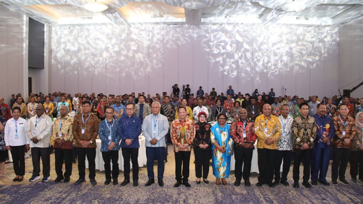 Home Affairs Ministry Awards Papua Region's Top-Performing Local Governments