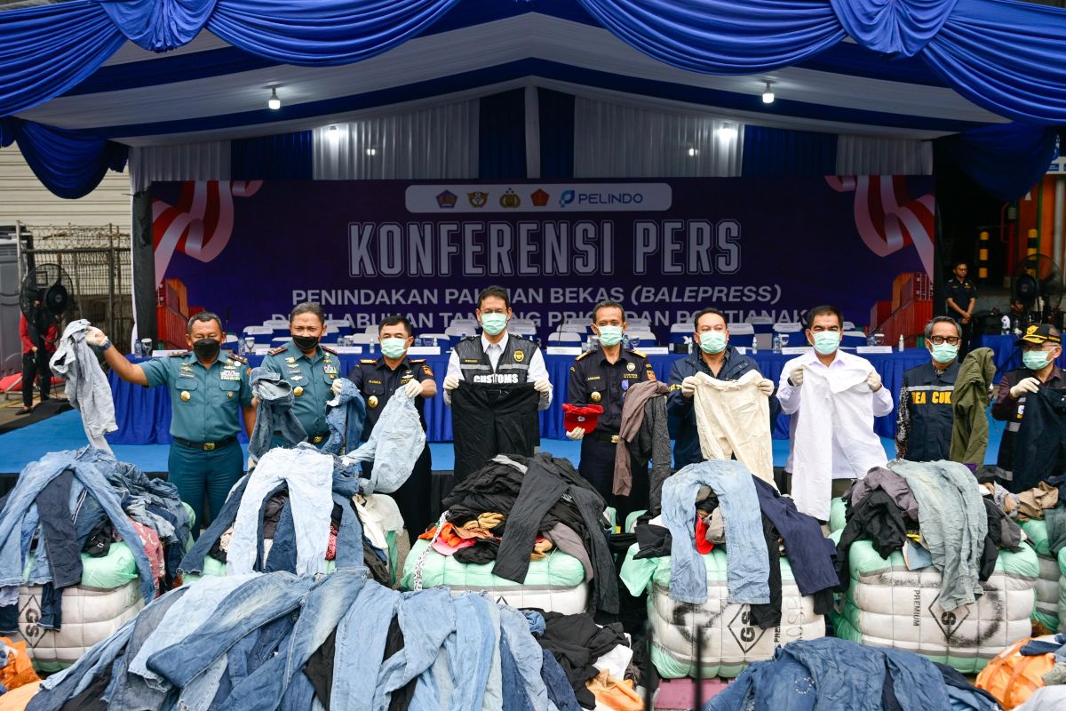 Purbaya to destroy illegal bales of secondhand clothing