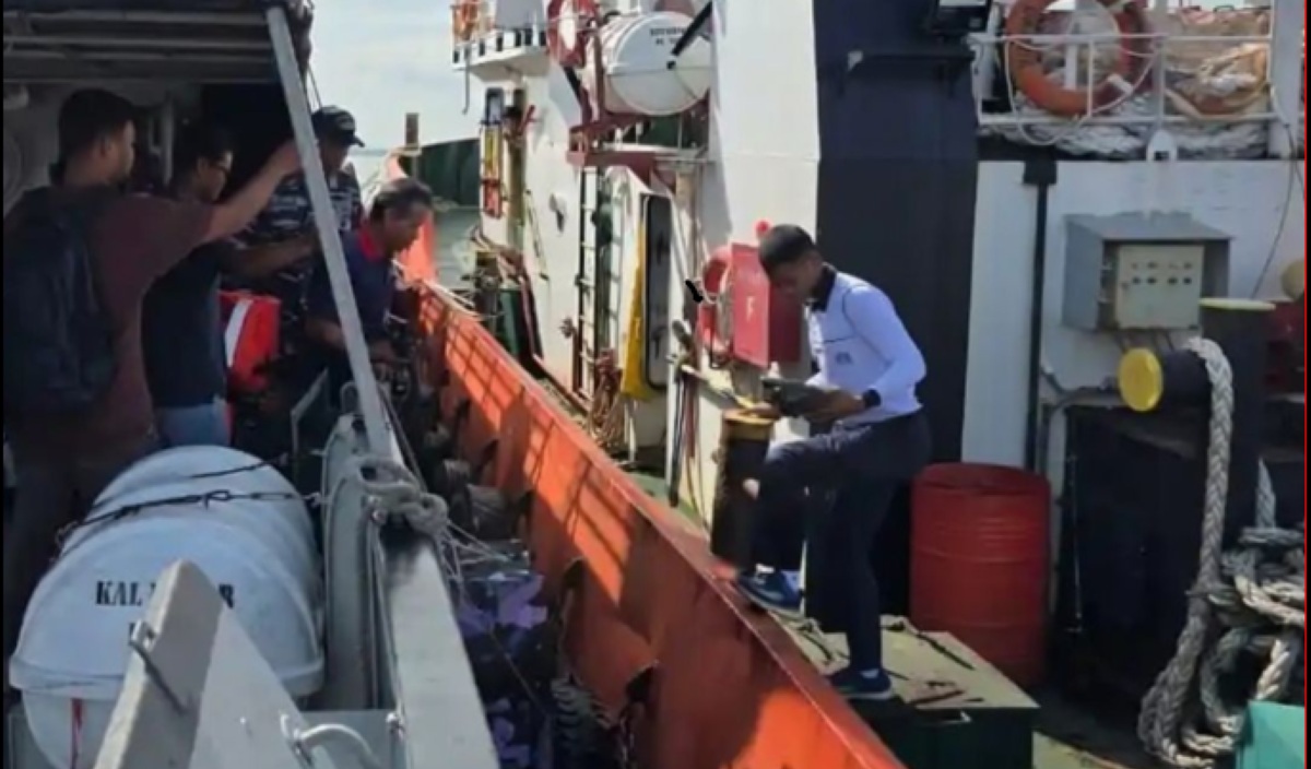 Cargo Ship Bound for Singapore Sinks, Eight Crew Evacuated in Batam Waters