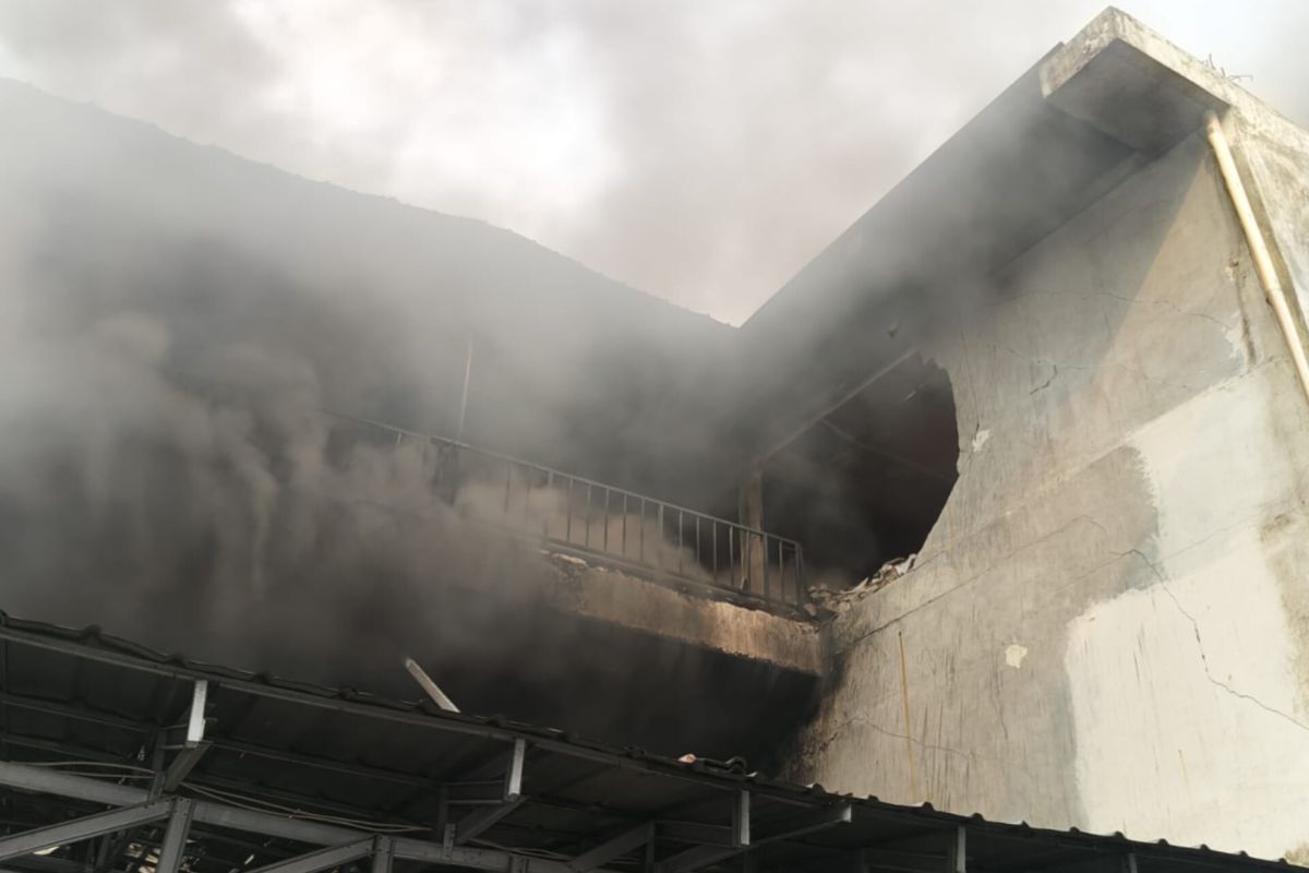 Electrical fault suspected as cause of material shop fire in Kuningan