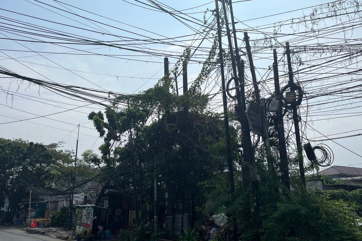 West Jakarta Mayor Responds to Chaotic Overhead Cables