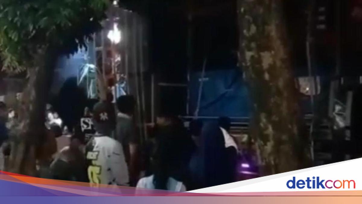 Sound System Speaker Falls from Truck, Injures Mother and Toddler in Mojokerto