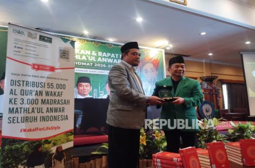 55,000 Qurans to Be Distributed in Stages to 3,000 Islamic Schools
