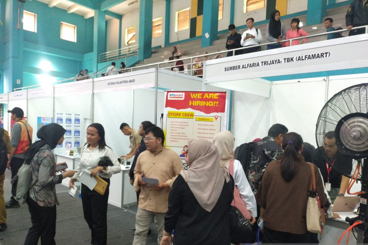 Jakarta news roundup: Job fair, dangling cables, and West Java governor's floral tribute