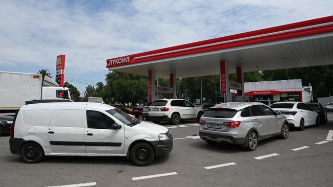 Bizarre: How an Oil-Rich Nation Ended Up in a Fuel Crisis