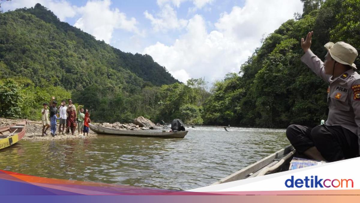 Riau Police 'JALUR' Expedition Distributes Social Aid in Remote Village Ahead of Bhayangkara Day