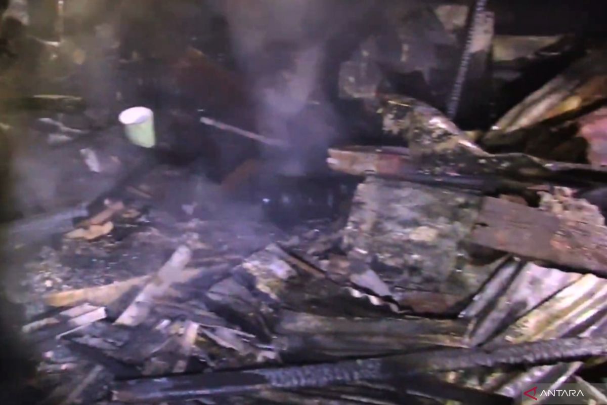 Fire destroys two grocery stalls and a house in East Jakarta