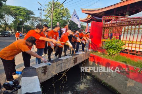 Phapros Disperses Eco-Enzyme in Semarang Waterways