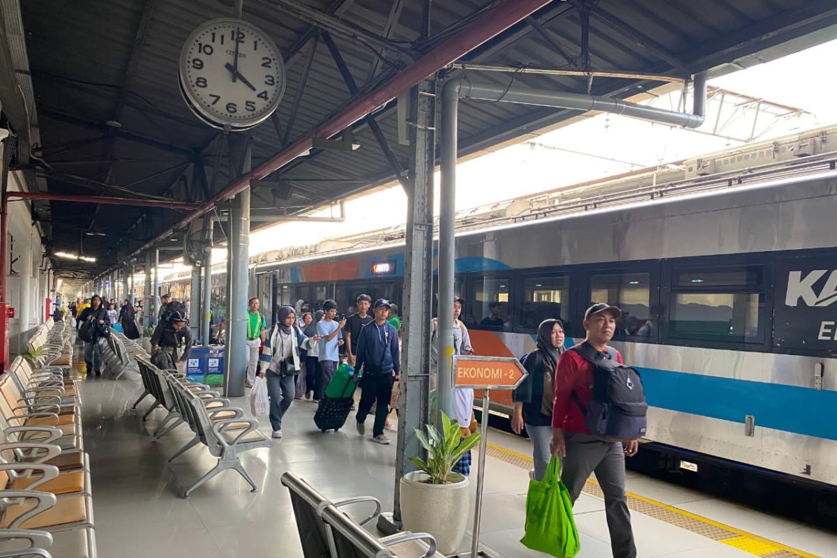 171,000 long-distance train passengers arrive in Jakarta during school holiday period