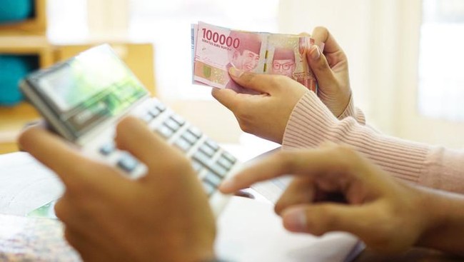 Indonesians Save More Not Due to Wealth, But Growing Anxiety