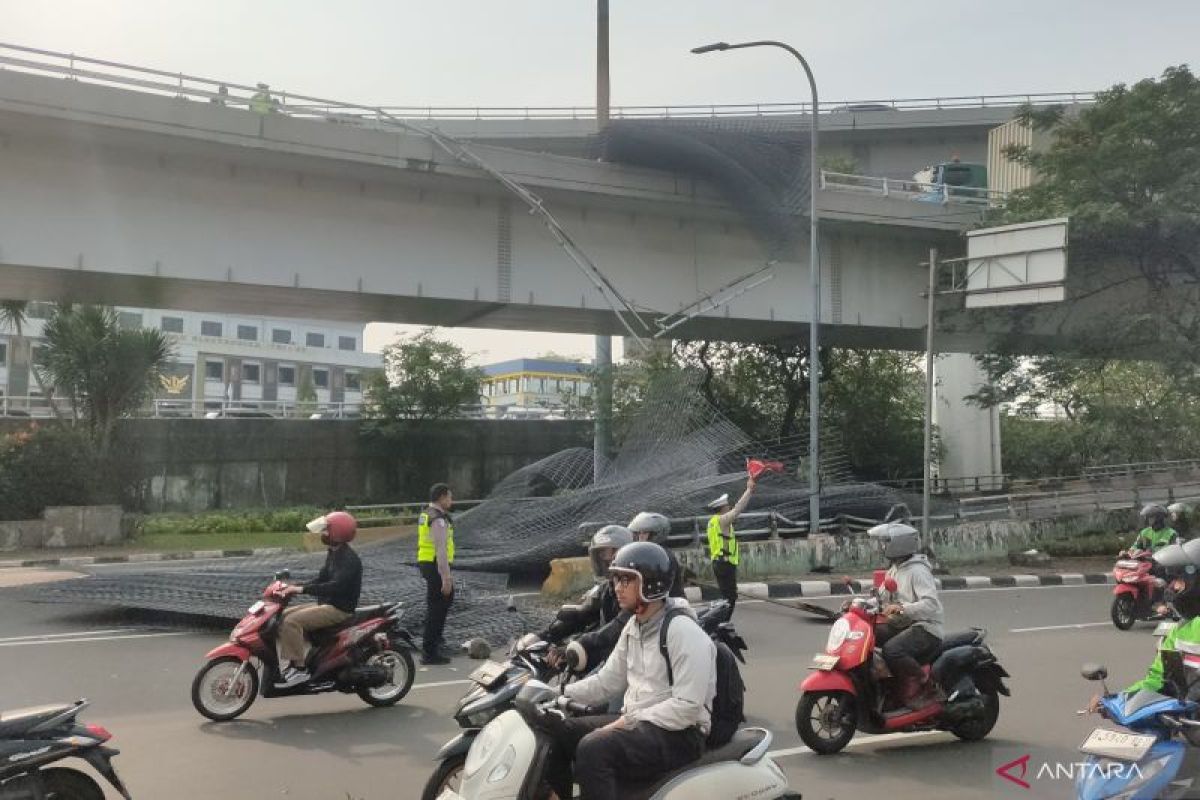 Truck carrying construction iron overturns on Tomang flyover, causing heavy traffic