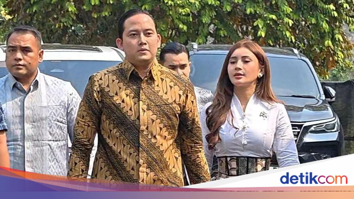 Prabowo's Personal Secretary Meets Jokowi, Delivers Wedding Invitation