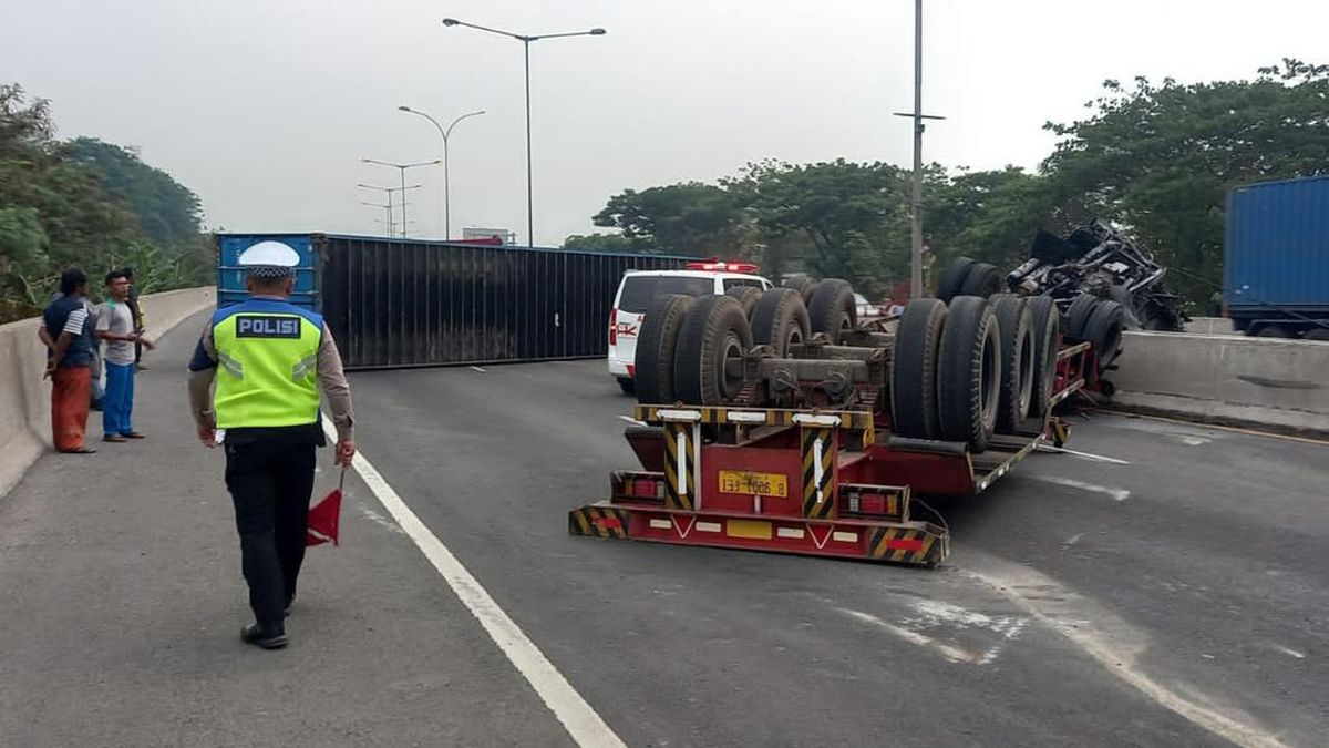 Lorry Overturns on Tomang Flyover in West Jakarta, Spilling Steel Cargo onto Road