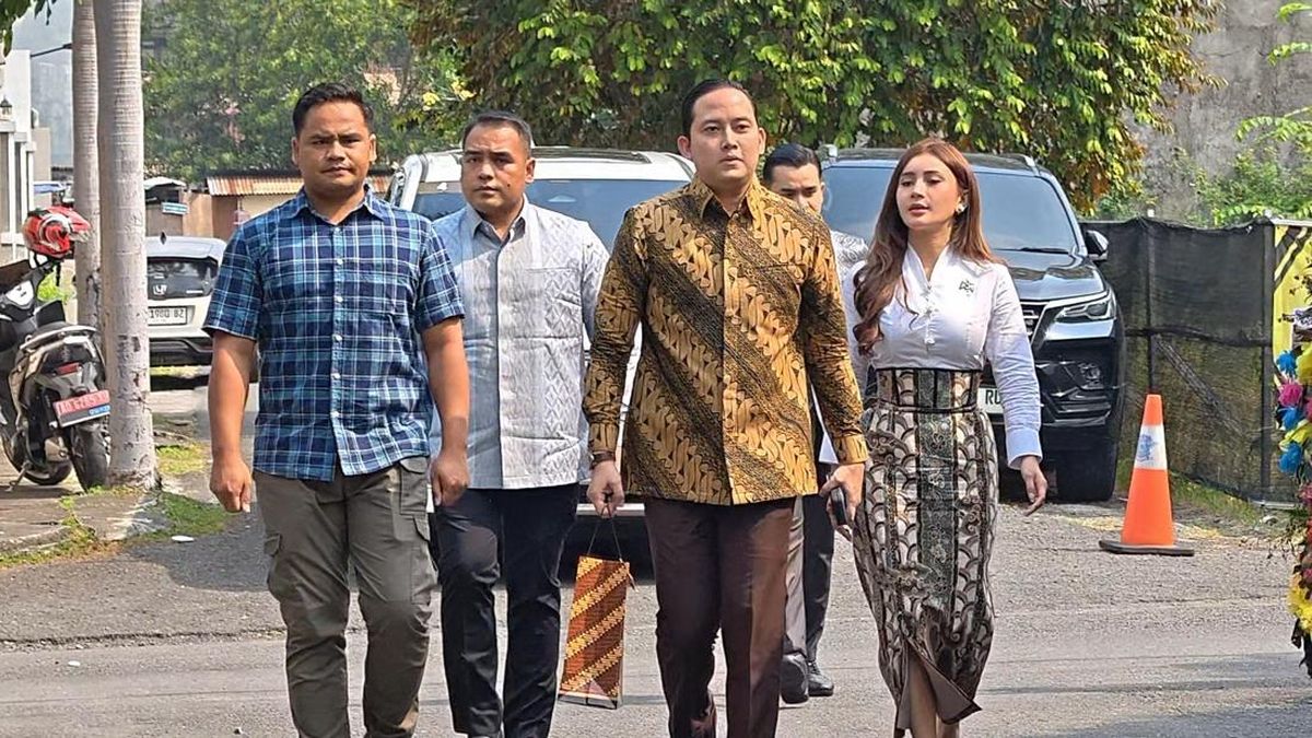 Prabowo's Personal Secretary Meets Jokowi in Solo