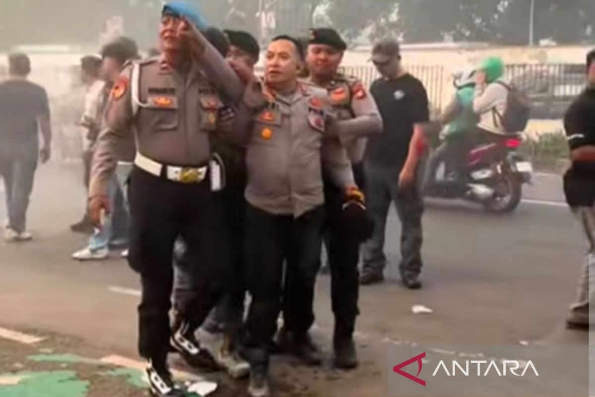 Police officer fractures knee while securing protest at Parliament Complex