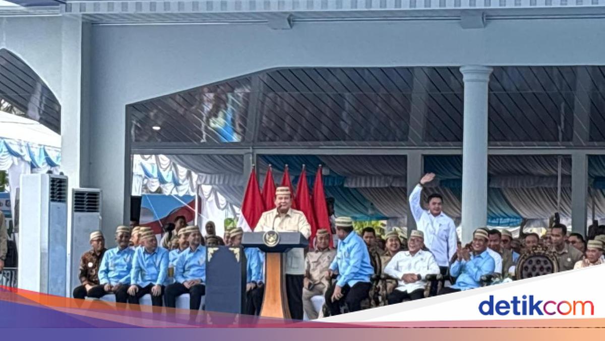 Prabowo Amused as Crowd Cheers Cabinet Secretary Teddy More Loudly
