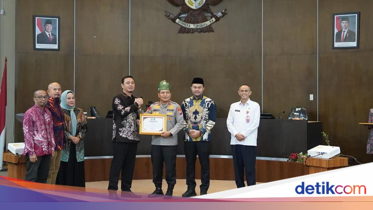 Riau Police Win Two Awards from Information Commission, Chief Calls It a Special Gift for Bhayangkara Anniversary