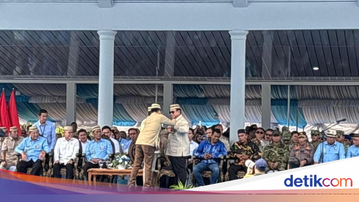 Prabowo Awarded Golden Adhi Bhakti Medal by Farmers and Fishermen in Gorontalo