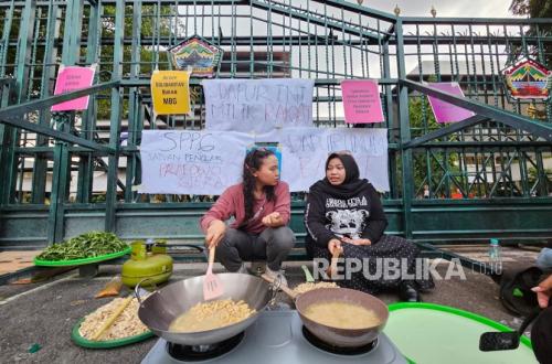 Bara Puan Cooks at Central Java Governor's Office: A Mothers' Way of Criticising Free Nutritious Meals