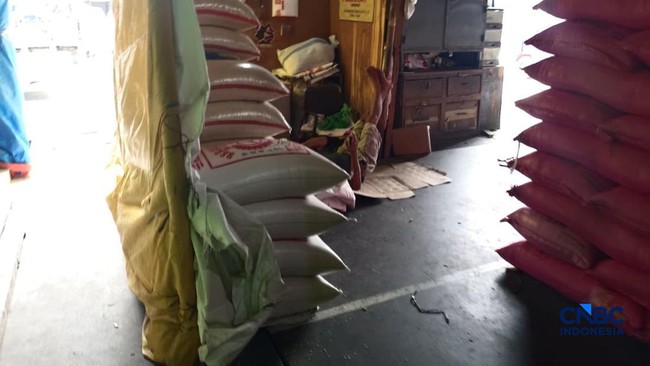 Cipinang Rice Market Slumps: Labourers Idle as Sales Drop Up to 70%