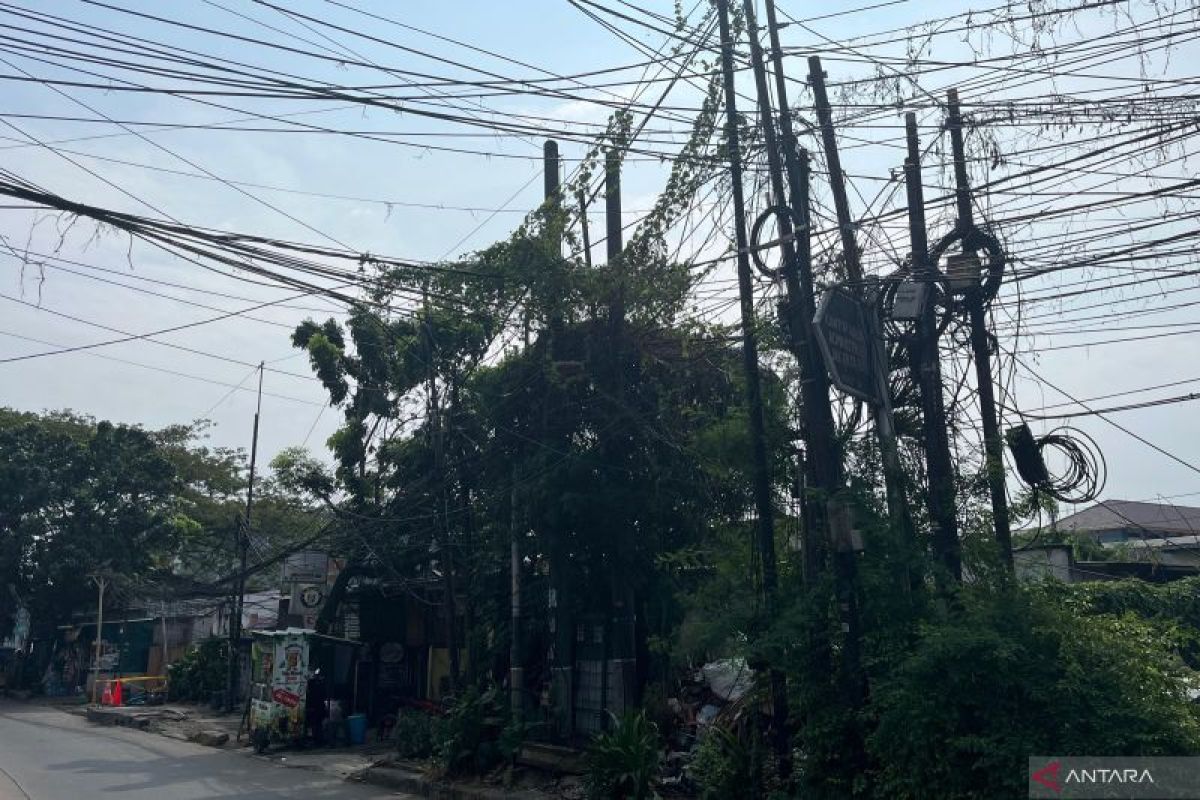 Bina Marga Undertakes Phased Clean-Up of Chaotic Cables in Kalideres