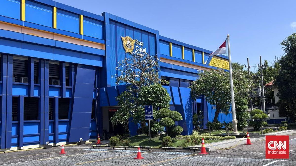Police Anti-Corruption Unit Raids Customs Office at Juanda Airport, Sidoarjo