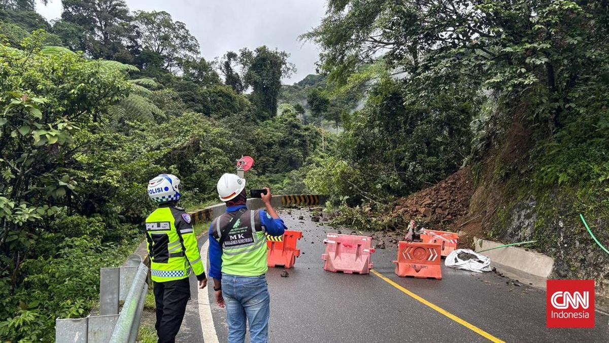 Lembah Anai Landslide Severs Main Padang-Bukittinggi Road