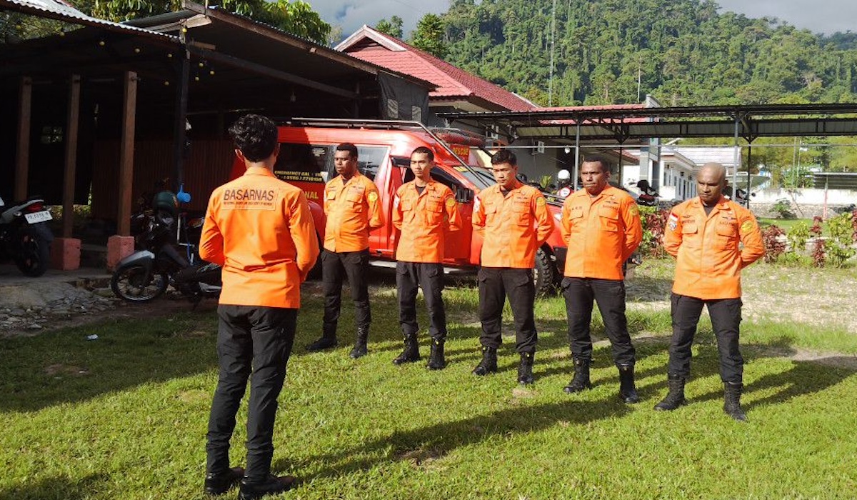 SAR Team Searches for KM Gunung Dempo Passenger Who Fell Overboard in Roon Waters