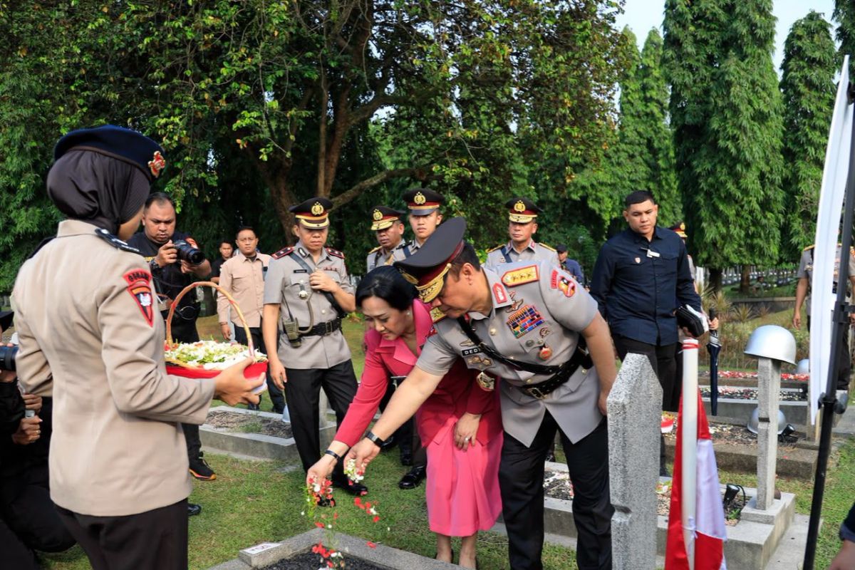 National Police Hold Pilgrimage to Strengthen Bhayangkara Devotion