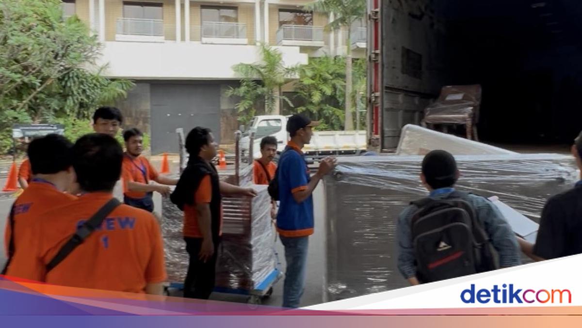 Hotel Sultan Emptied: Beds, TVs, and Gamelan Instruments Loaded onto Trucks