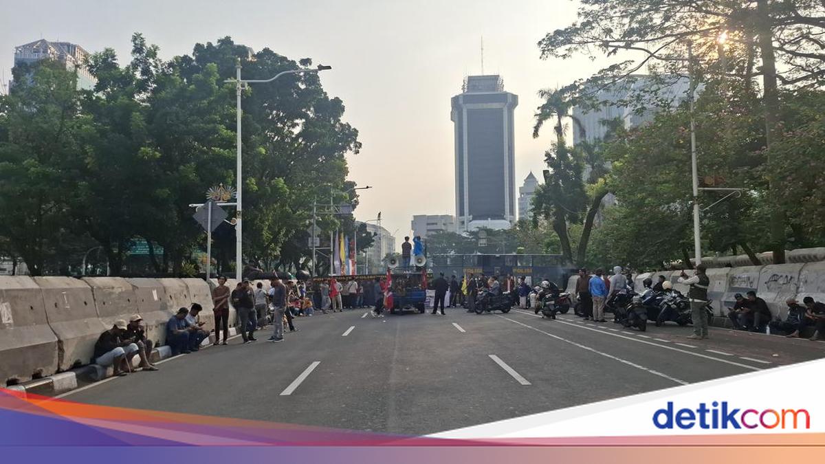 Student Protest at Monas Closes Jl Medan Merdeka Selatan Towards Gambir