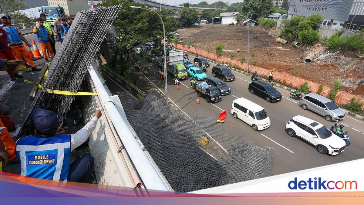 Terrifying Moment Iron Fence Falls from Tomang Flyover After Trailer Truck Accident