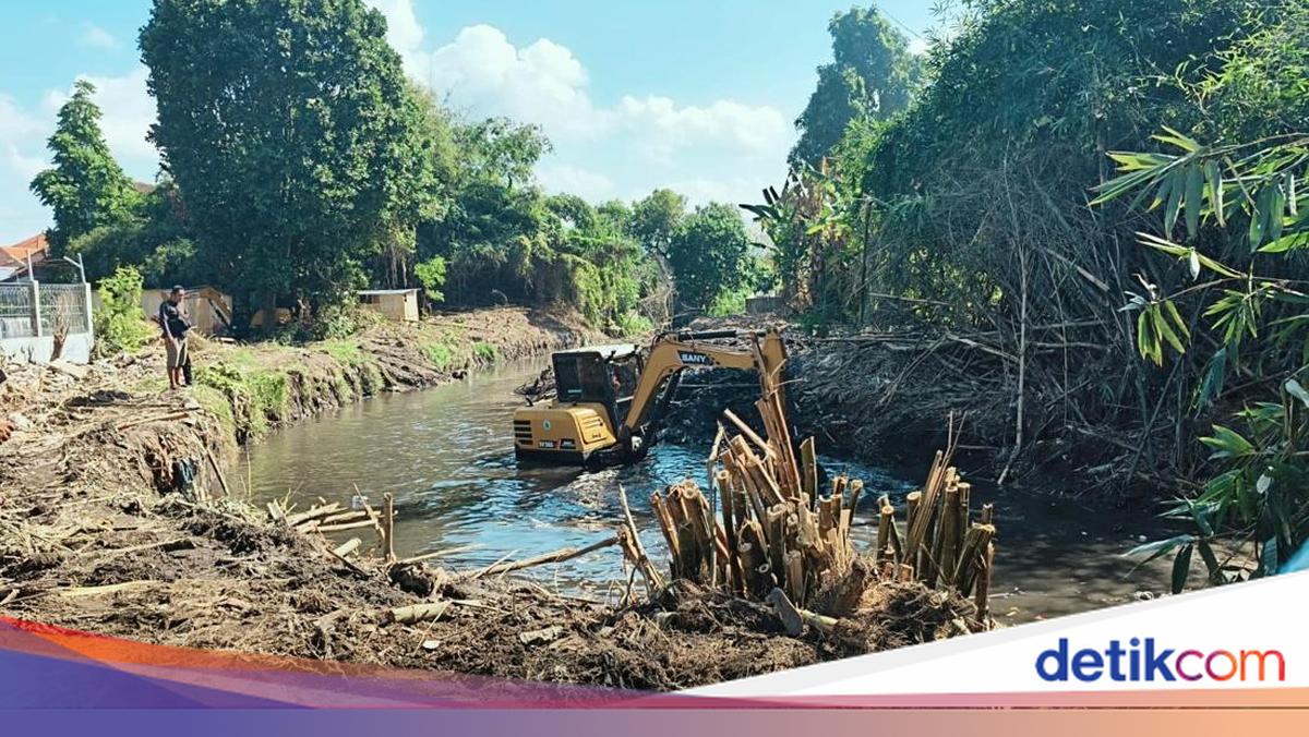 Flood-Prone Candigara River in Klungkung Begins Dredging