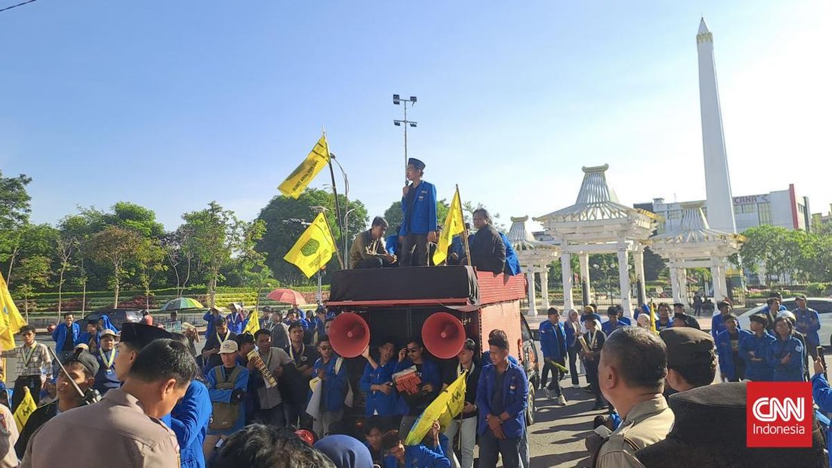 Student Protests Erupt in Surabaya and Makassar Against Prabowo's Policies