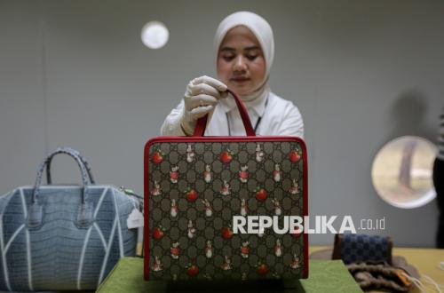 KPK Displays Seized Luxury Assets from Corruption Cases, Including Branded Bags and Cars