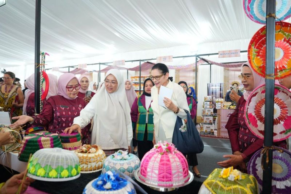 Makassar Dekranasda Showcases MSME Crafts to International Delegation