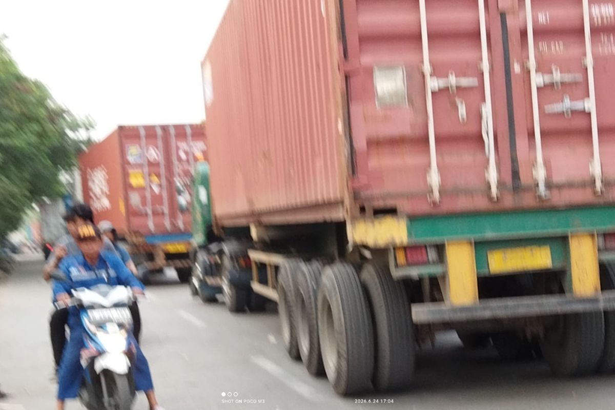 Residents Complain of Long Trailer Queues in Cakung-Cilincing