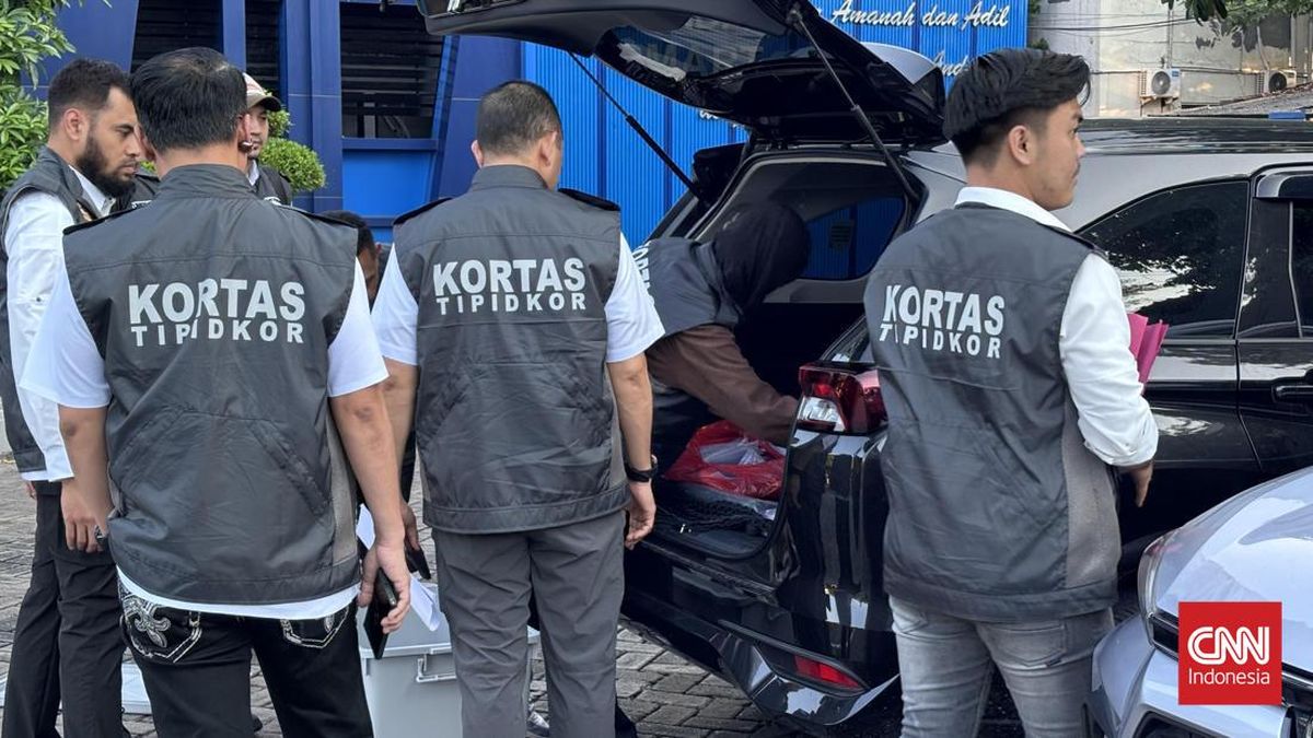 Police Seize Evidence of Used Mobile Phone Imports in Raid on Sidoarjo Customs Office